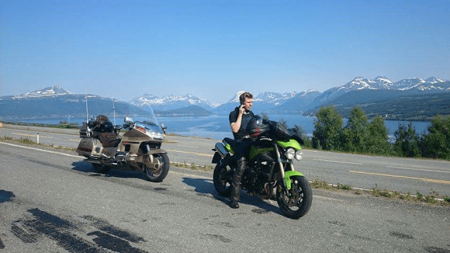 Norjassa moottoripyörällä.