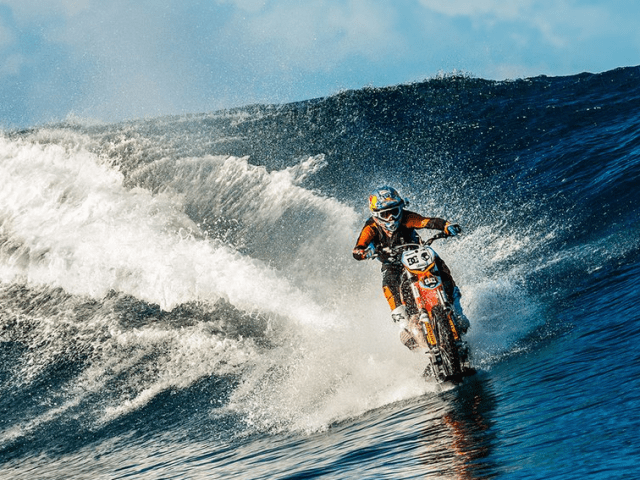 moottoripyörällä surffaus