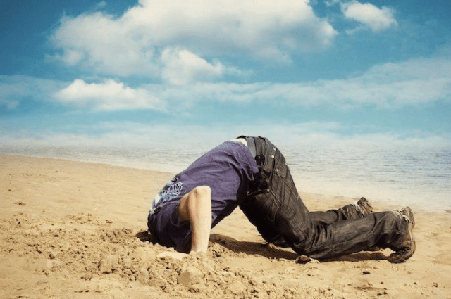 pää piiloon raha-asioissa